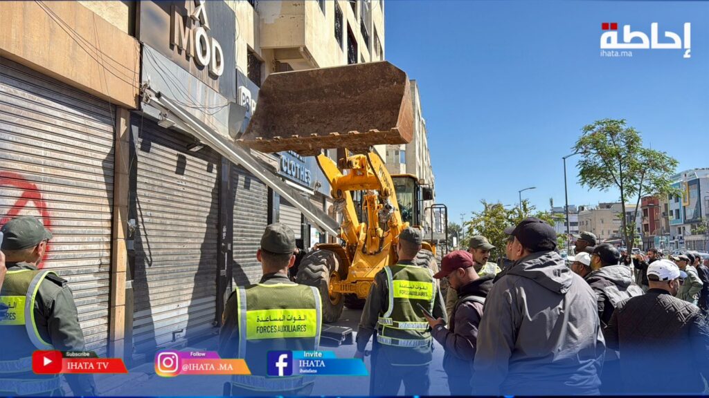 بقيادة الباشا والقائد.. حملة إزالة واجهات المقاهي بعين الشق لتحرير ملف الملك العمومي