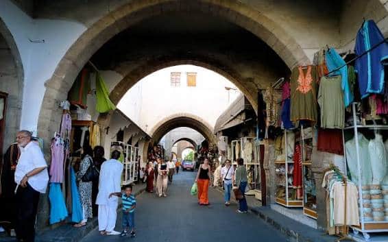 حي الحبوس بالدار البيضاء.. واجهة للملابس التقليدية المغربية مع اقتراب عيد الفطر
