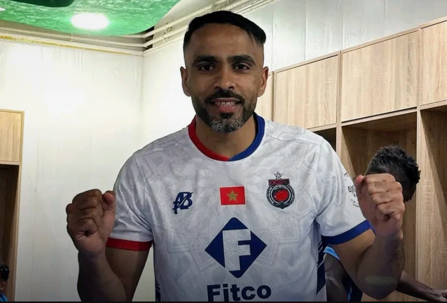اللاعب الجزائري هواري فرحاني يوضح حقيقة الجدل حول قميصه في مباراة أولمبيك آسفي واتحاد العاصمة
