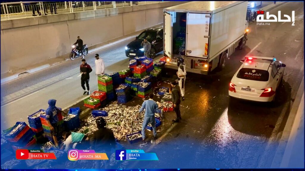 انقلاب شاحنة محملة بالسردين داخل نفق ليساسفة