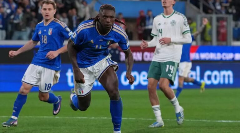 مويس كين، لاعب المنتخب الإيطالي، يحتفل بتسجيله الهدف الثاني لفريقه خلال مباراة الملحق المؤهل لكأس العالم لكرة القدم بين إيطاليا وأيرلندا الشمالية، في بيرغامو، إيطاليا، يوم الخميس 26 مارس 2026