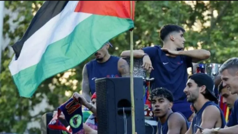 فليك يعلق على رفع لامين جمال العلم الفلسطيني خلال احتفالات برشلونة | إحاطة