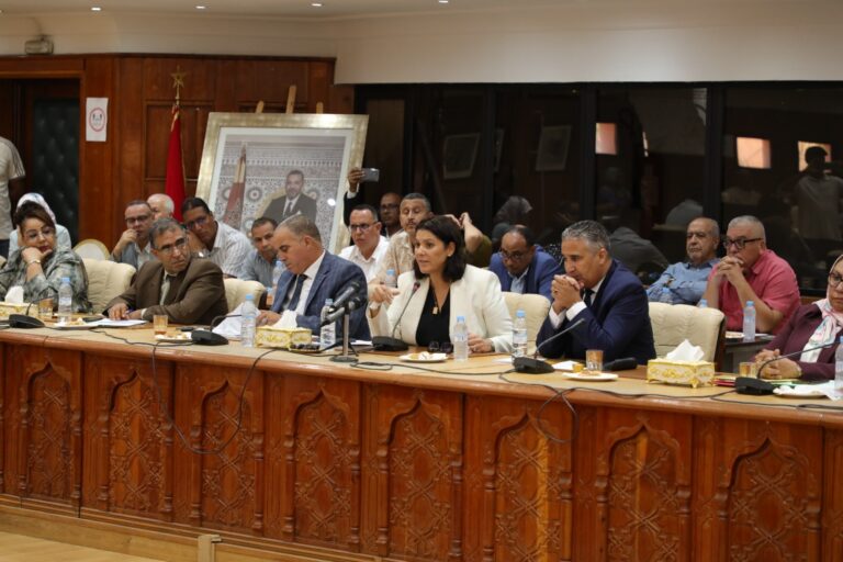 احتفالات عارمة الجماهير بمدينة مراكش بشوارع مراكش عقب فوز المنتخب الوطني ببطولة بكأس العرب على حساب الأردن