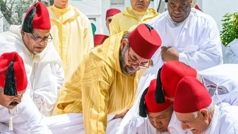 الملك محمد السادس يؤدي صلاة عيد الأضحى بمسجد أهل فاس ويتقبل التهاني بالرباط