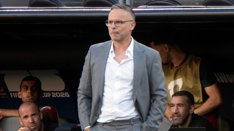 محمد وهبي مدرب المنتخب المغربي خلال مباراة في مونديال 2026