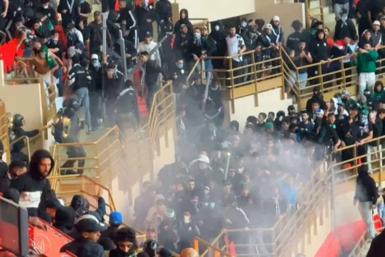 عقوبات صارمة بعد شغب الكلاسيكو.. مباريات بدون جمهور وغرامات ثقيلة للجيش والرجاء