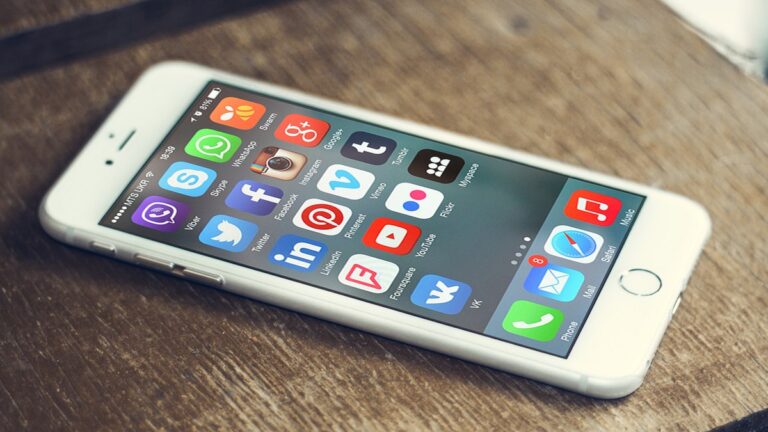 تطبيقات تواصل اجتماعي على هاتف ذكي، صورة توضيحية لحظر استخدامها على الأطفال دون 15 عاما