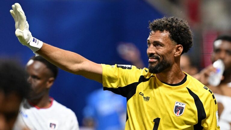 فوزينيا حارس منتخب الرأس الأخضر يلوح بيده