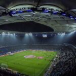 ملعب كرة قدم يرمز إلى كأس العالم والخلاف بين ويفا وفيفا