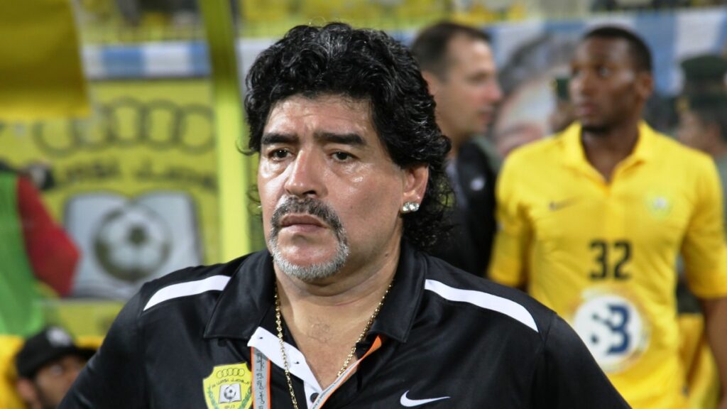دييغو مارادونا خلال حضوره مباراة في كرة القدم عام 2012