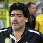 دييغو مارادونا خلال حضوره مباراة في كرة القدم عام 2012