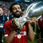 محمد صلاح بقميص ليفربول يحمل كأس السوبر الأوروبي في صورة مرتبطة بانتقاله إلى طرابزون سبور