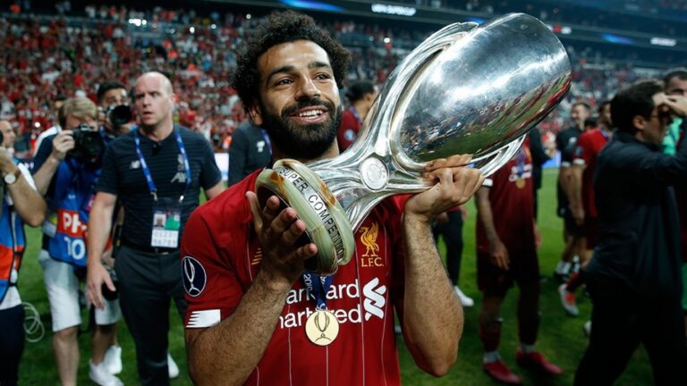 محمد صلاح بقميص ليفربول يحمل كأس السوبر الأوروبي في صورة مرتبطة بانتقاله إلى طرابزون سبور