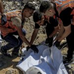 عناصر إنقاذ وسط الأنقاض في غزة