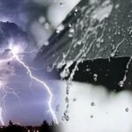 برق في السماء لتوضيح النشرة الإنذارية بشأن الزخات الرعدية